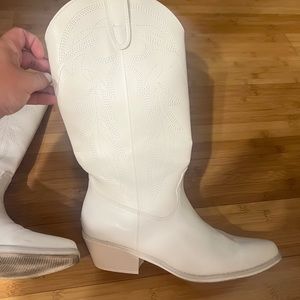 Only worn for about 3 hours! They do not fit me well, size 8.5 but are narrow!